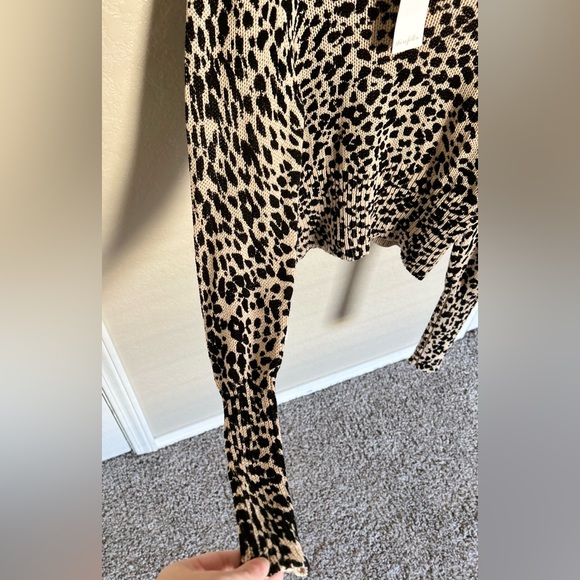 🆕 Others Follow Leopard Sweater | S - Picture 3 of 8